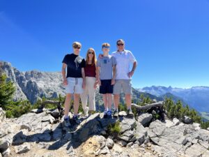 Mrs. Allison Gordon und Familie auf dem Berggipfel